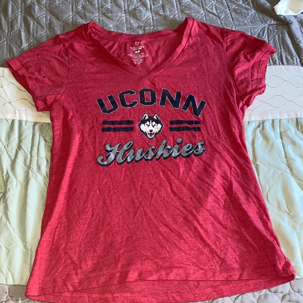 Women’s UConn t shirt